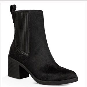 Ugg Camden Exotic Black Chelsea Ankle Boots Womens furry size 9 EUC Fall Winter